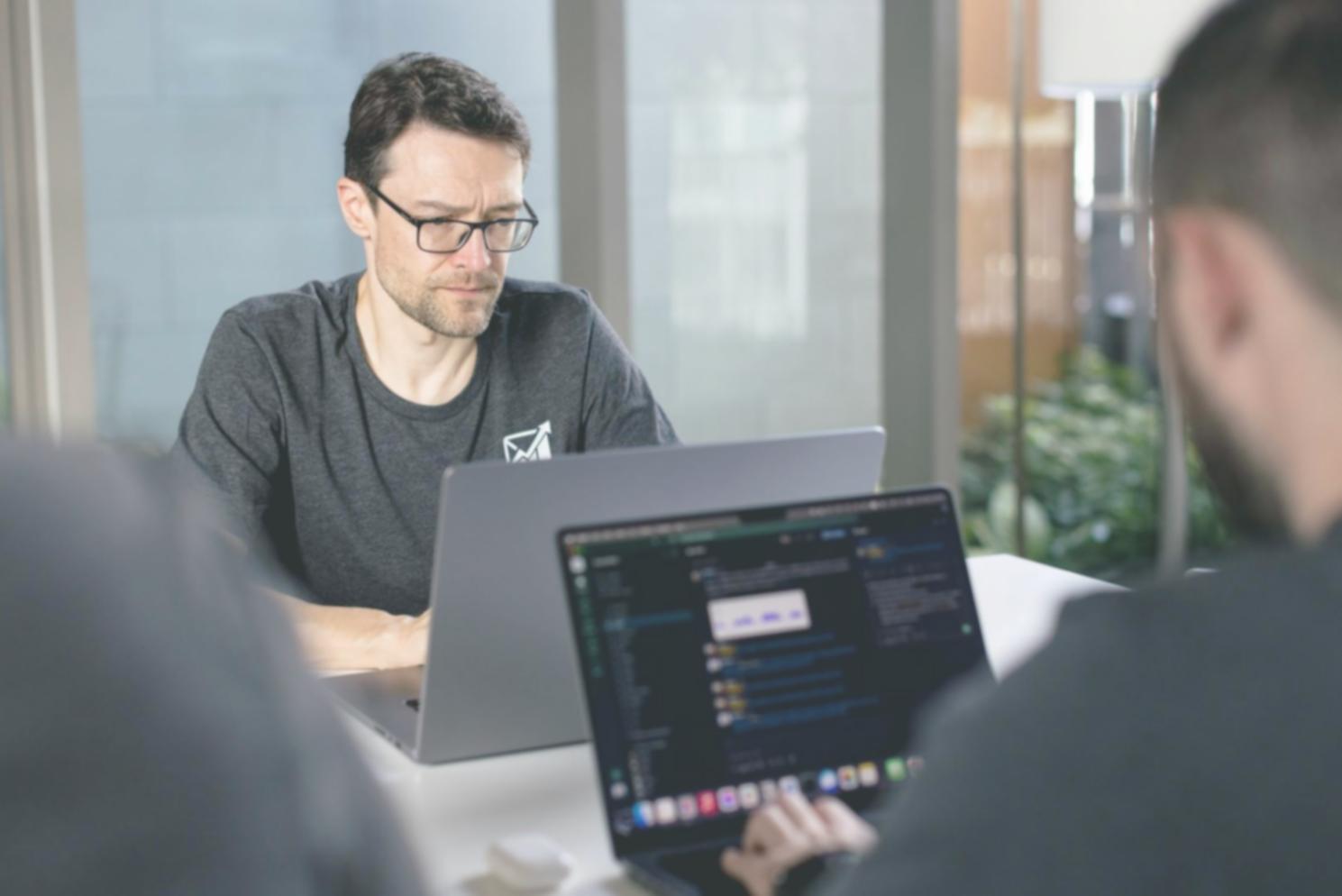 Mrikento Lalomas ofis ortamı ve çalışma alanı